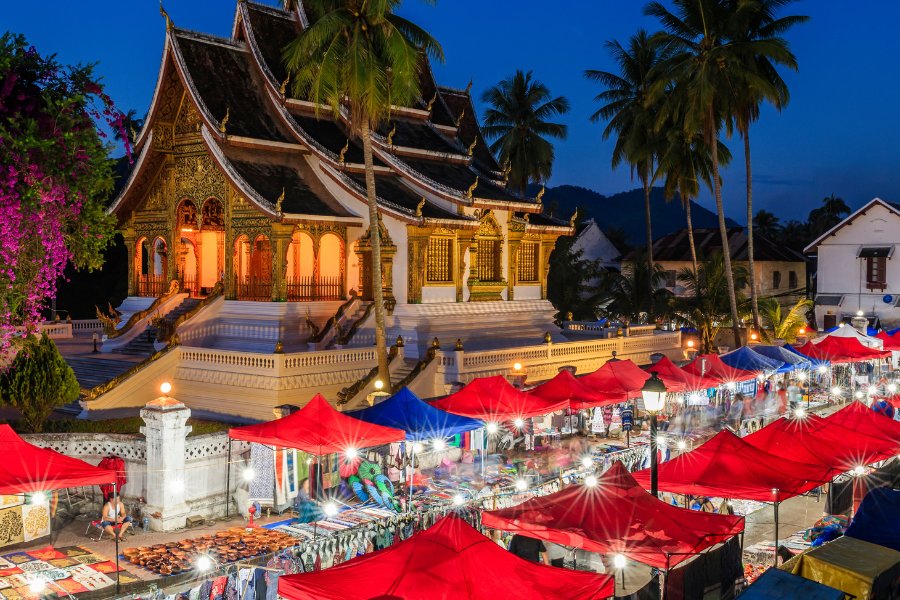 Le marché nocturne de Luang Prabang est le meilleur endroit pour acheter des produits locaux fabriqués à la main.
