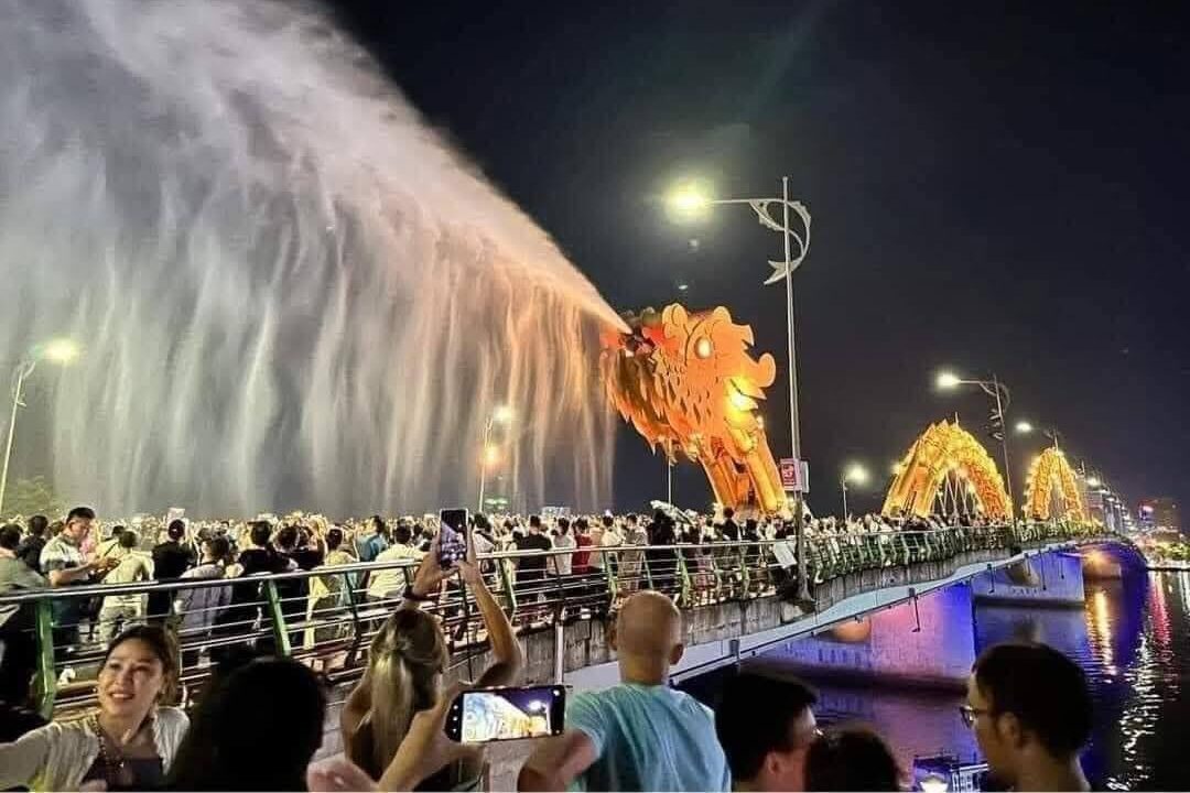 L'emblématique pont du Dragon est l'une des meilleures expériences de Da Nang, surtout le week-end.
