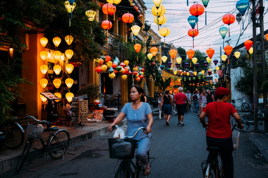 Ruelles de Hoi An illuminées de lanternes colorées, avec des maisons coloniales jaunes, partie intégrante de Da Nang.