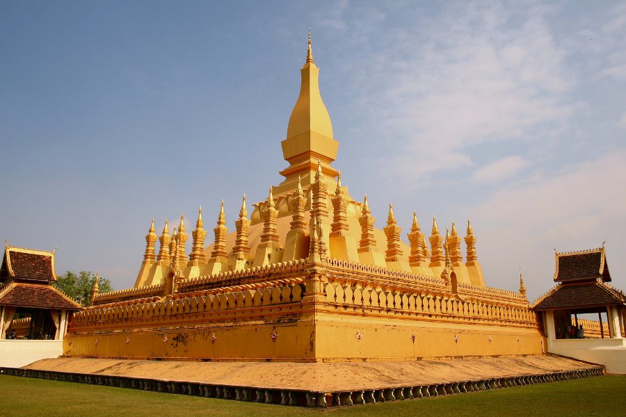 Stupa doré de Pha That Luang à Vientiane, un monument sacré et emblématique de la culture lao.