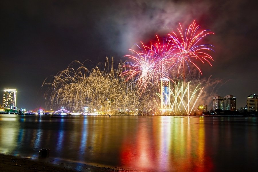 Feux d’artifice illuminant le ciel nocturne au-dessus de la rivière Han à Da Nang, Vietnam, lors du festival international.