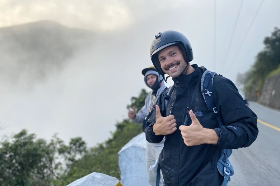 Les touristes étrangers apprécient la scène des nuages flottant à mi-hauteur du col de Hai Van, à Da Nang.