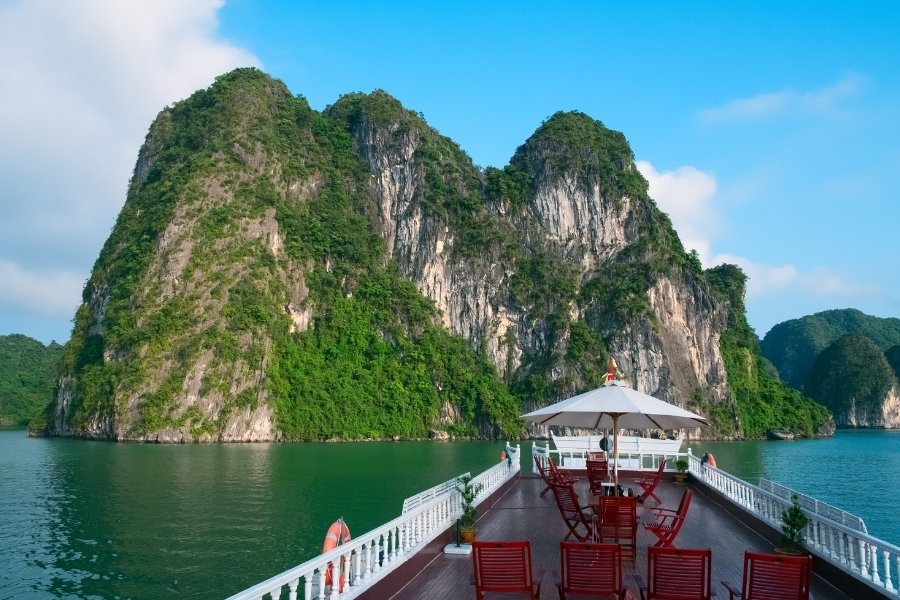 La meilleure expérience de Halong est de s'allonger sur une chaise longue sur le pont d'un croisière et d'admirer les montagnes calcaires sous vos yeux.