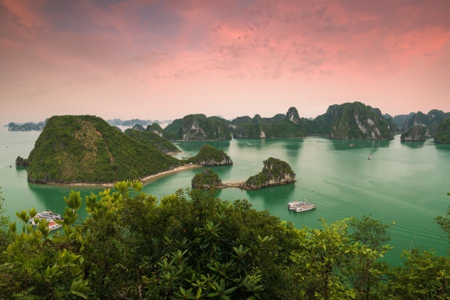Le coucher de soleil avec un ciel spectaculaire et une eau émeraude sur l'île de Titov, un des meilleurs points de vue à la baie d'Halong
