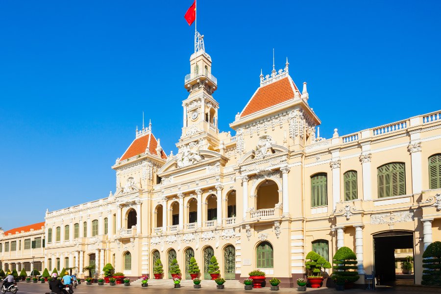 Façade de l'Hôtel de Ville, reflétant l’architecture coloniale française avec des briques rouges et des arches élégantes.