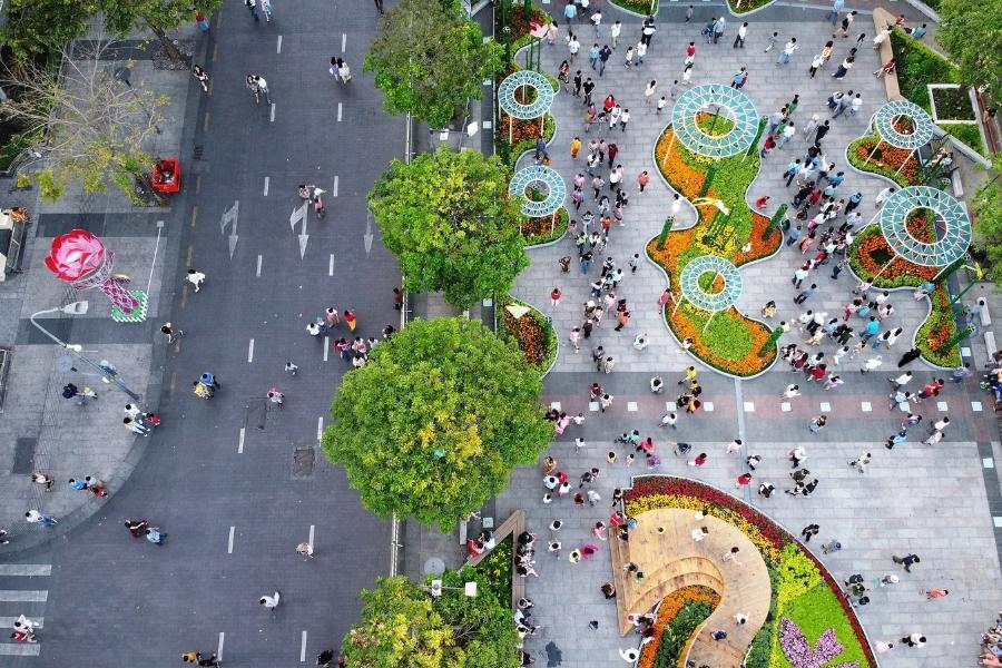 La rue piétonne Nguyen Hue devient animée pendant le Têt, l'une des meilleures périodes à visiter Ho Chi Minh-Ville.