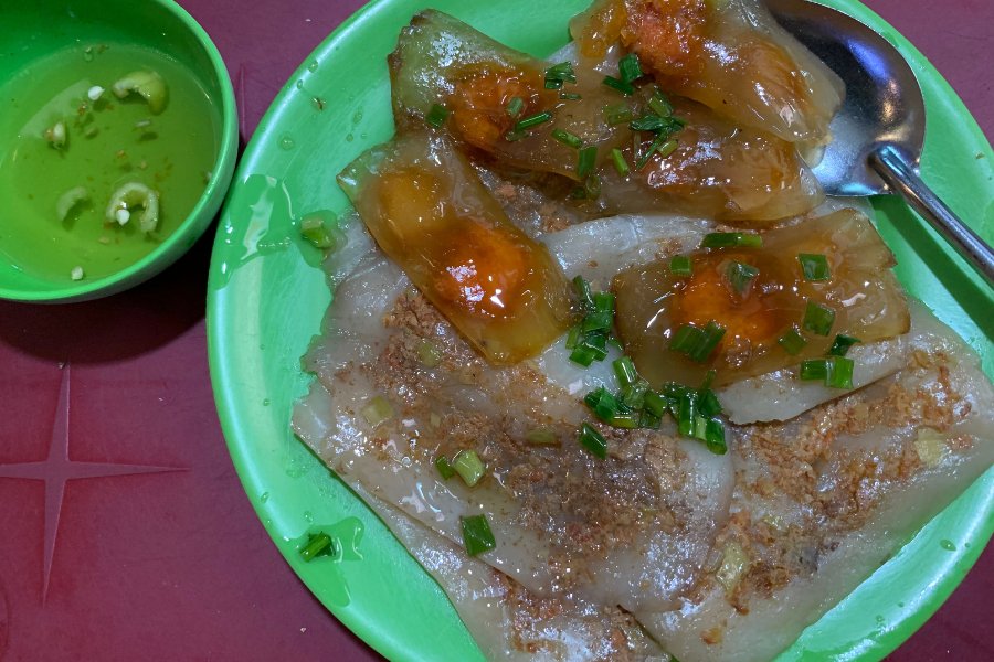 Le Banh bot loc farci de farine de riz transparente, de crevettes et de viande hachée, arrosé d'huile est l'un des meilleurs plats de Hué.