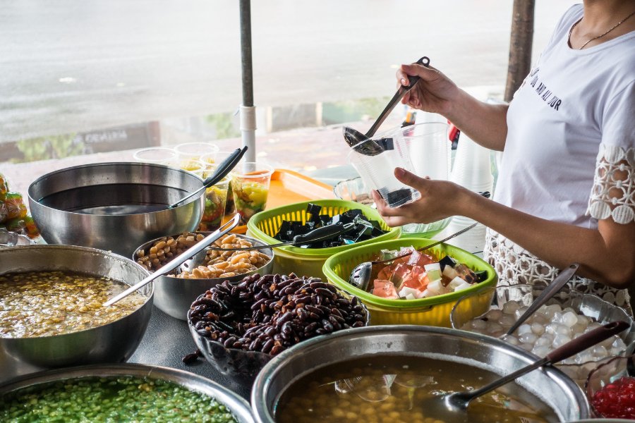Stand de che à Hue avec de nombreux ingrédients tels que des haricots verts, des haricots noirs, des graines de lotus, de la gelée et du lait de coco