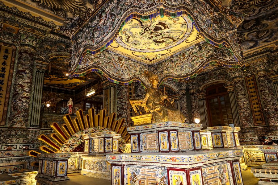Le tombeau de Khai Dinh avec ses reliefs exquis et sa statue en bronze de l'empereur est l'une des meilleures destinations de Hue.