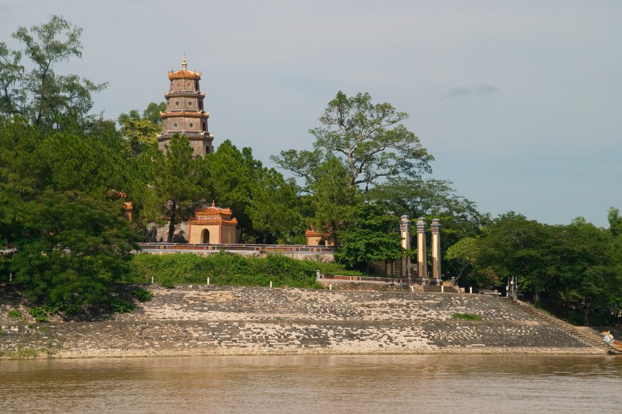 Tour octogonale de la pagode Thien Mu à Hue, surplombant la rivière des Parfums.