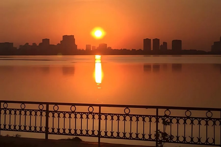 Le lac de l'Ouest est l'un des meilleurs endroits de Hanoï pour admirer le coucher du soleil.