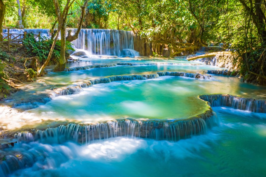 Cascades turquoise des chutes de Kuang Si près de Luang Prabang, un site naturel emblématique du Laos.