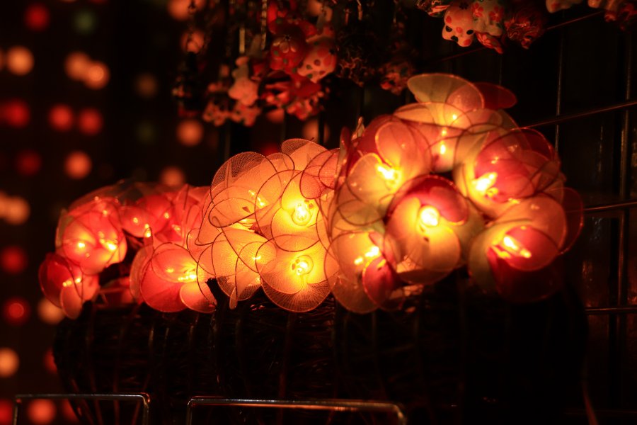 Décorations illuminées sur la rue lors du festival Boun Ok Phansa à Luang Prabang, une fête traditionnelle lao.