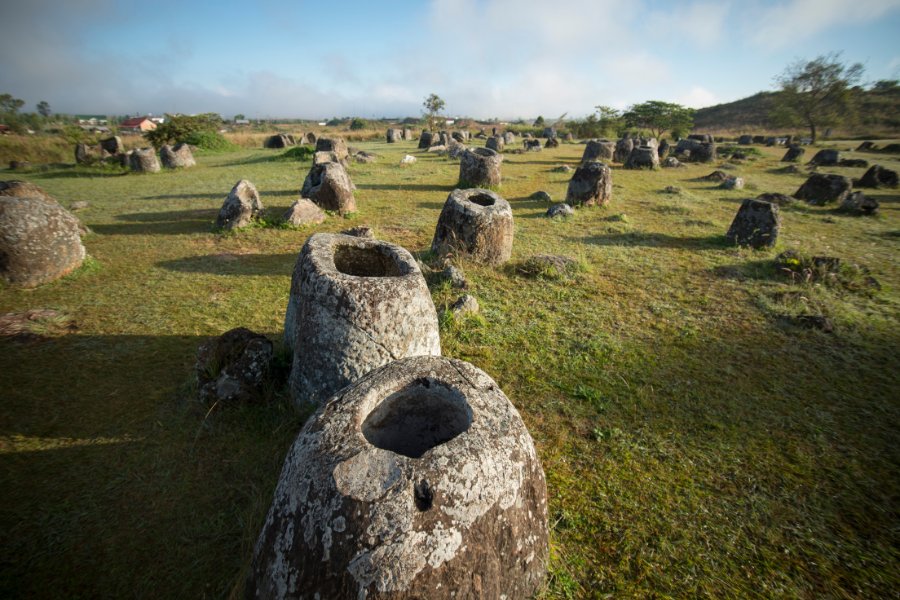 Jarres en pierre de la Plaine des Jarres près de Phonsavan, un site archéologique énigmatique du Laos.