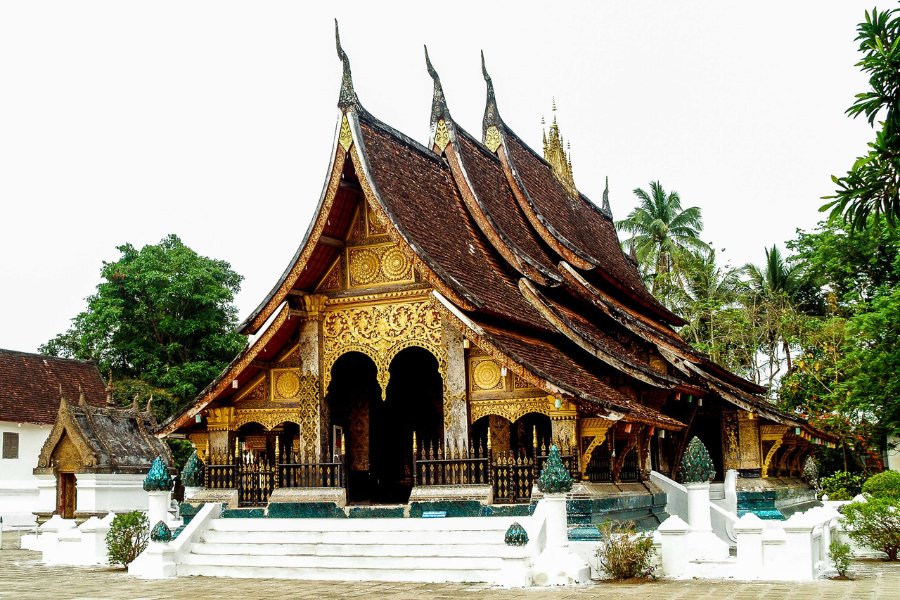 Temple Wat Xieng Thong à Luang Prabang, avec ses toits dorés et ses mosaïques, un joyau du patrimoine lao.