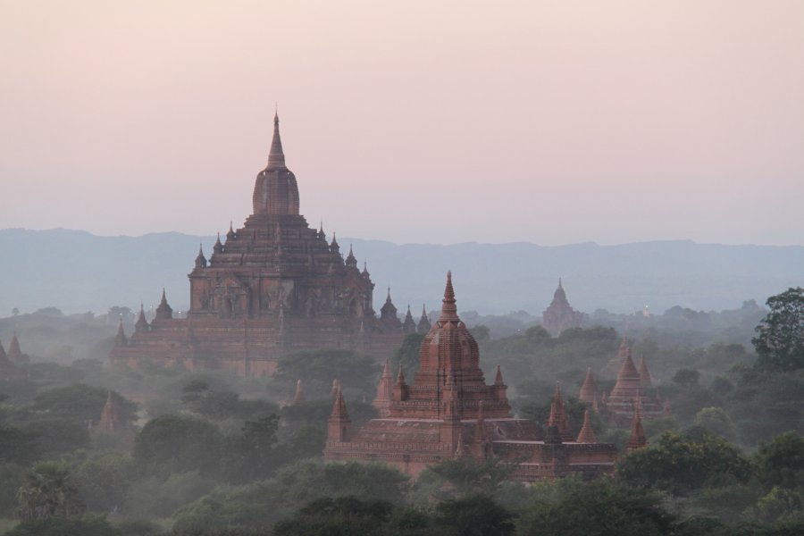 Vue aérienne des temples de Bagan au lever du soleil, un site UNESCO emblématique du Myanmar.