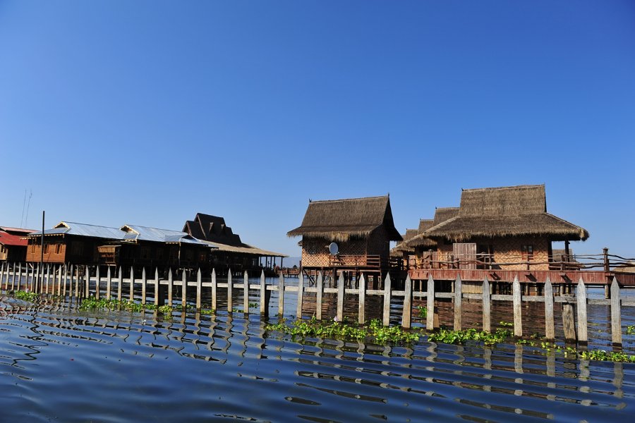 Maisons sur pilotis et jardins flottants du lac Inle au Myanmar.