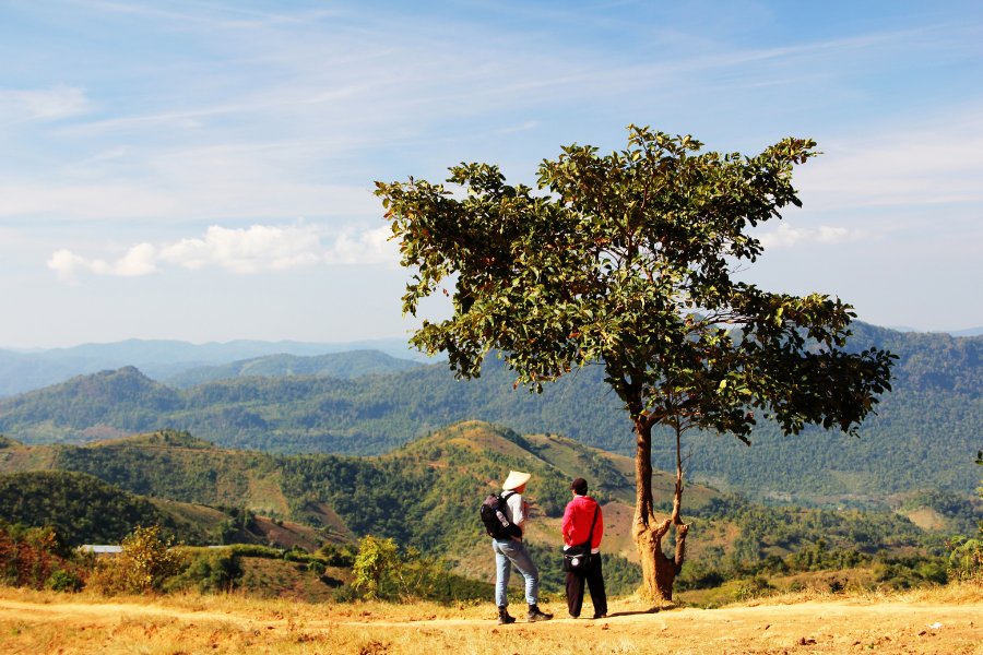 Sentier de randonnée à Kalaw dans l’État Shan, traversant des rizières et des villages Pa-O.