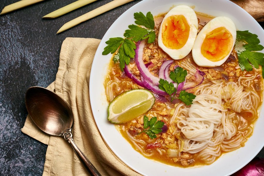 Bol de mohinga, soupe de nouilles de poisson, servi dans un restaurant à Yangon.