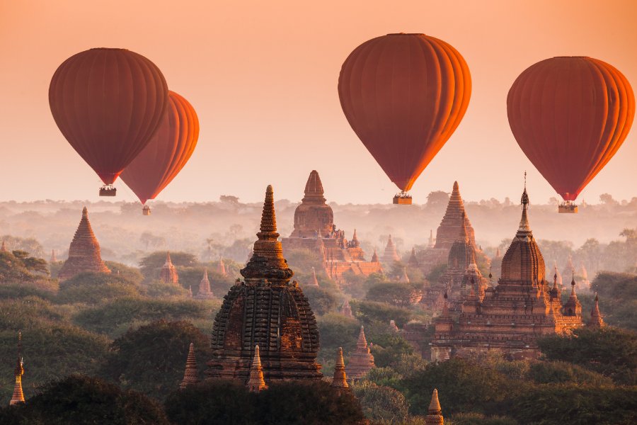 Montgolfière survolant les temples de Bagan au lever du soleil, une expérience inoubliable au Myanmar.