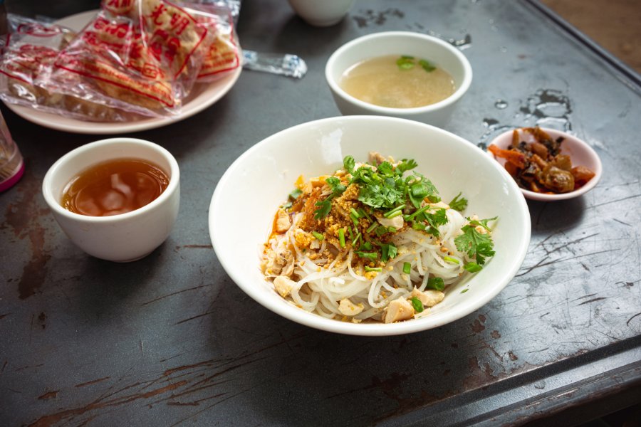 Bol de nouilles Shan avec sauce tomate et poulet, servi dans un restaurant au Myanmar.