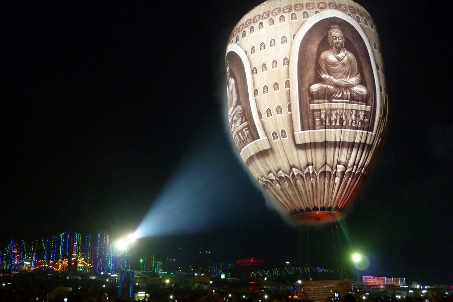 Montgolfières illuminées lors du festival de Taunggyi dans l’État Shan