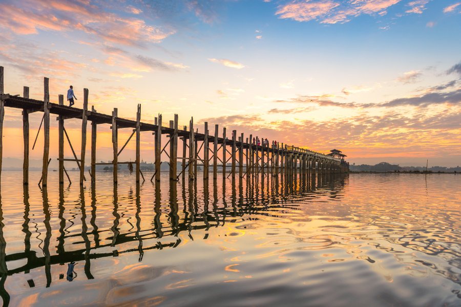 Pont U Bein en bois à Mandalay au coucher du soleil, le plus long pont en teck du monde.