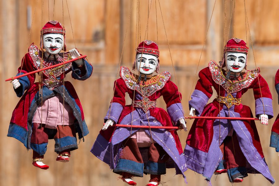 Spectacle de danse traditionnelle birmane yoke thé à Yangon, avec des costumes colorés.
