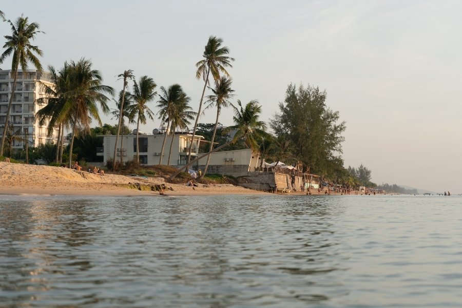 Coucher de soleil sur la plage de Bai Dai a Phu Quoc, avec des reflets dorés sur l’eau.