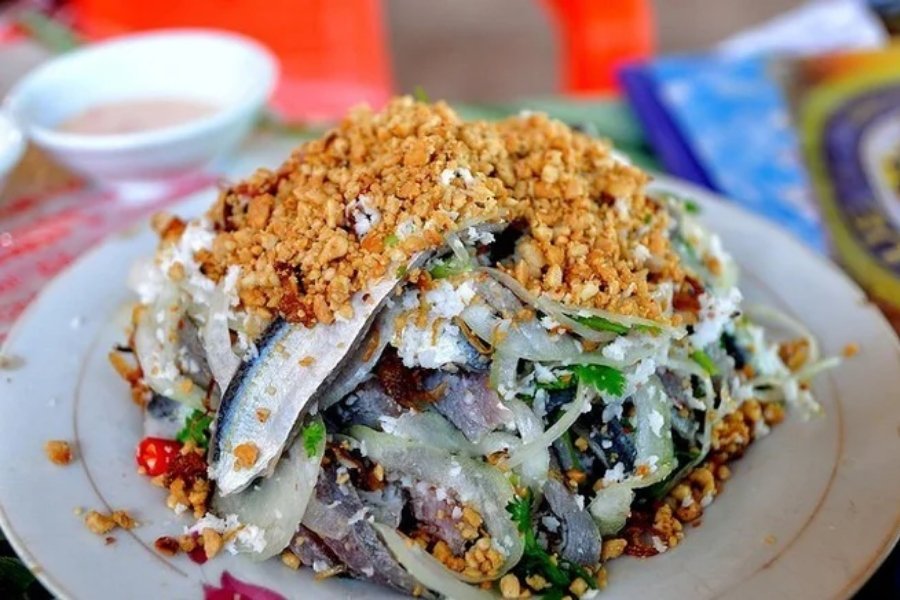 Goi ca trich est une combinaison de viande de poisson et de légumes, apportant une nouvelle expérience aux visiteurs et constituant l'un des meilleurs plats de Phu Quoc.