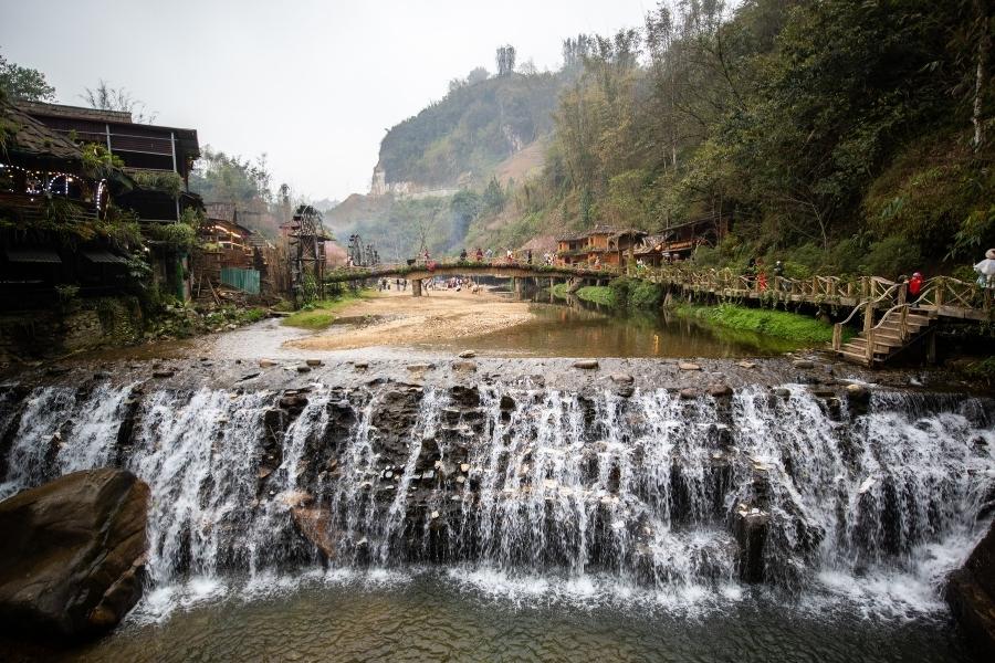 Maisons traditionnelles et cascade dans le village de Cat Cat à Sapa, un des meilleurs endroits de Sapa