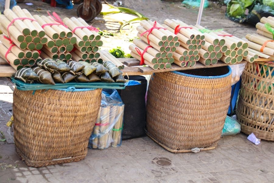 Com lam, le riz au bambou, est vendu sur un stand au bord de la route à Sapa.