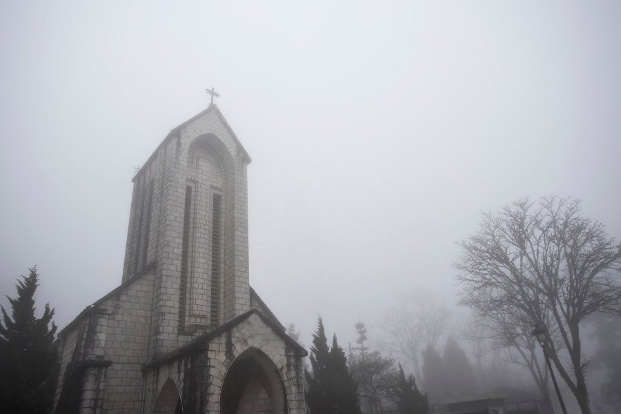 Ancienne église gothique dans la brume à Sapa, Vietnam.