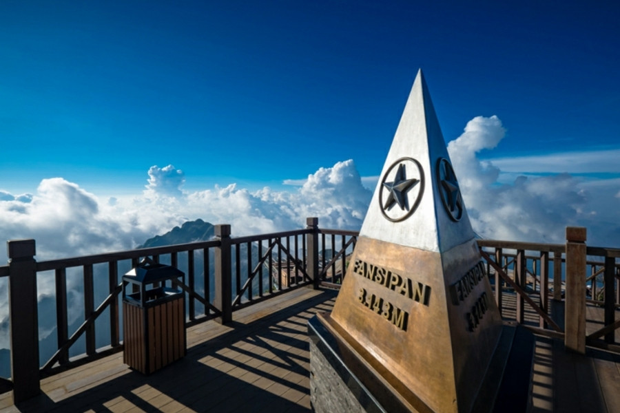 Le Fansipan à Sapa, un sentier de trekking iconique sous un ciel dégagé.