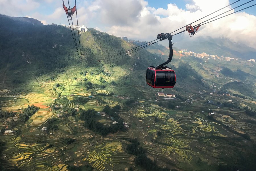 Le téléphérique Sun World Fansipan Legend permet aux touristes de visiter facilement le pic Fansipan tout en admirant les meilleurs paysages de Sapa ci-dessous.