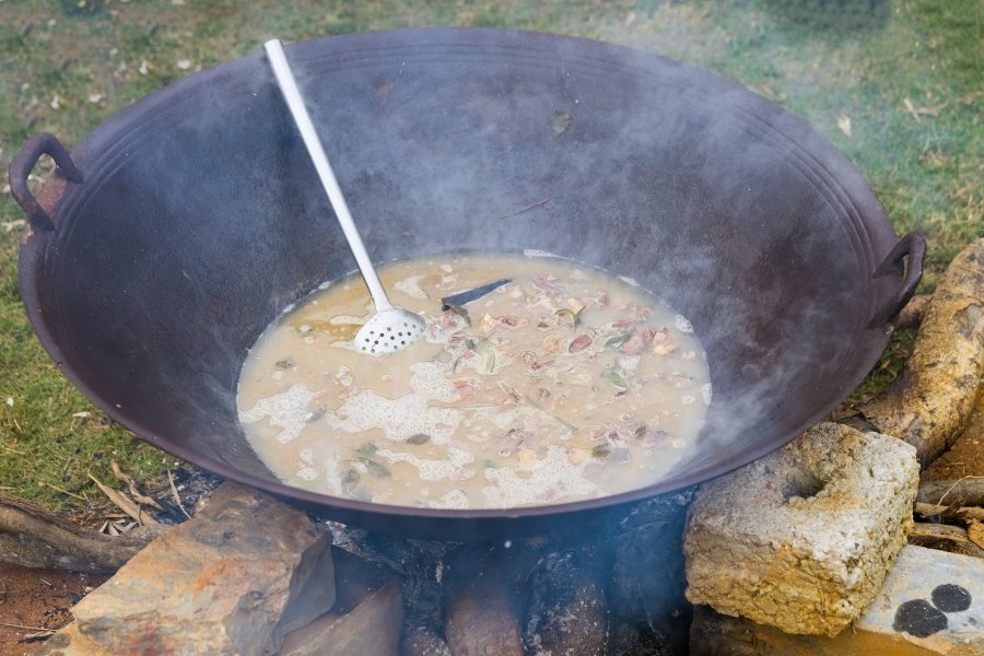 Le Thang co, l'un des meilleurs plats de Sapa, est cuisiné à l'extérieur sur une poêle chaude.