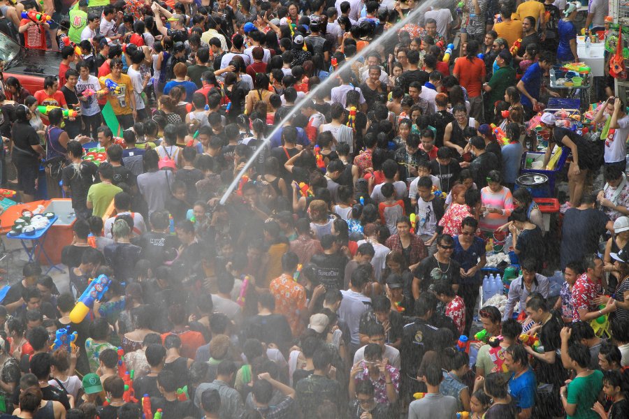 Bataille d’eau lors du festival Songkran à Chiang Mai, avec des participants célébrant le Nouvel An thaï.