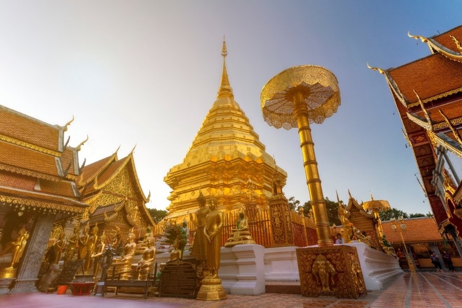 Temple Wat Phra That Doi Suthep à Chiang Mai, perché sur une colline avec des dorures et une vue sur les montagnes.