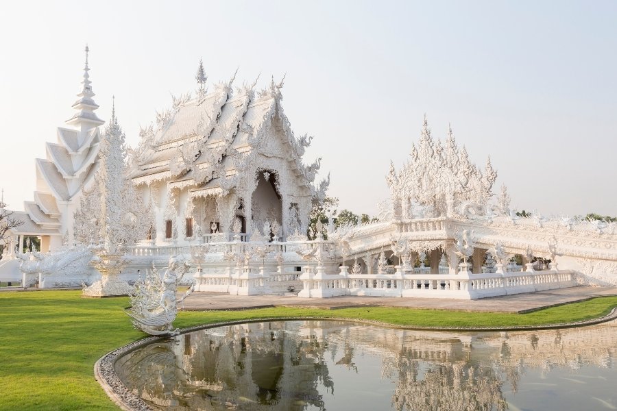 Le Temple Blanc de Chiang Rai, une magnifique structure peinte d'un blanc éclatant.